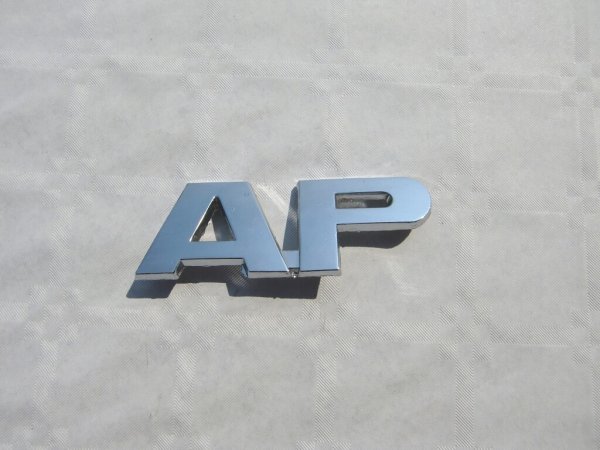 Schriftzug "AP" verchromt mit Befestigung